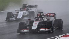 Romain Grosjean (vpravo) z Haasu a Pierre Gasly z AlphaTauri během kvalifikace...