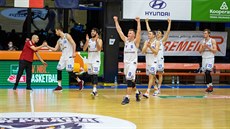 Basketbalisté USK Praha se radují z vítzství nad Nymburkem.