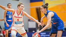 Česká basketbalistka Michaela Krejzová (4) brání v zápase s Itálií.