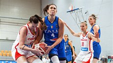 eská basketbalistka Natálie Stoupalová (vlevo) v souboji s Marií Bestagnovou z...