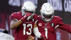 Christian Kirk (13) a Kyler Murray (1) oslavují vítznou akci Arizona Cardinals...