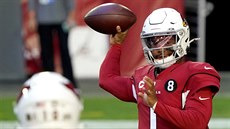 Kyler Murray (1) z Arizona Cardinals pihrává na spoluhráe DeAndreho Hopkinse.