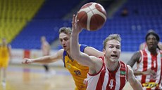 Pardubický rozehráva� Tomá� Vyoral jde po mí�i v zápase s Opavou, bojuje s ním...