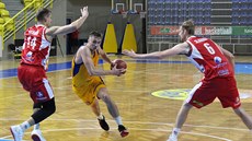 Opavský Jakub Slavík (ve �lutém) se dere kolem Petra He�mana (vlevo) a Prokopa...