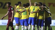 Roberto Firmino slaví s brazilskými spoluhrái trefu proti Venezuele v...