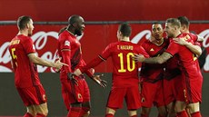Belgičtí fotbalisté se radují z gólu v utkání s Dánskem.