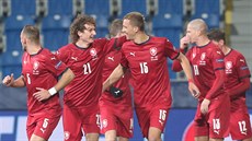 Čeští fotbalisté se radují z gólu, který v duelu se Slovenskem vstřelil Tomáš...