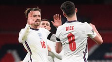 Anglický fotbalista Declan Rice se raduje z gólu proti Islandu se spoluhráčem...