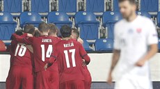 �e�tí fotbalisté se radují z gólu Zde�ka Ondrá�ka v utkání Ligy národ� se...