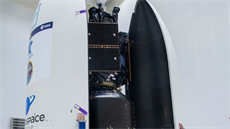 Zapouzden sond TARANIS (nahoe) a SEOSAT-Ingenio do hornho krytu rakety Vega
