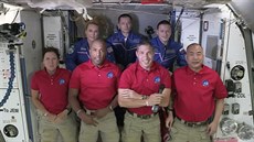 snímek starých i nových obyvatel ISS.