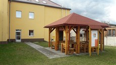 Na míst� byla vybudovaná venkovní u�ebna pro 16 d�tí. 