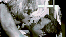 Ivanka Devátá a Josef Vinklá� ve filmu Kdo p�ichází p�ed p�lnocí (1979)