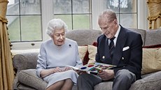 Královna Alžběta II. a princ Philip si prohlížejí přání od prince George,...