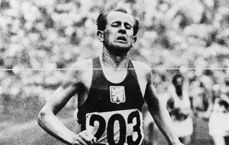 Slavná Zátopkova fotka z olympiády v Helsinkách z roku 1952, kde získal ti...