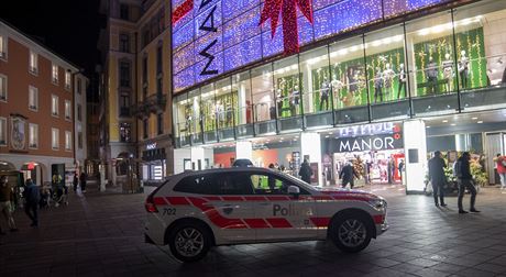 Dv eny zranila 28letá útonice v obchodním dom v jihovýcarském Luganu. (24....