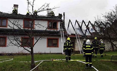 V nedli bojovali hasii na Perovsku s poárem rodinného domu. (29. listopadu...