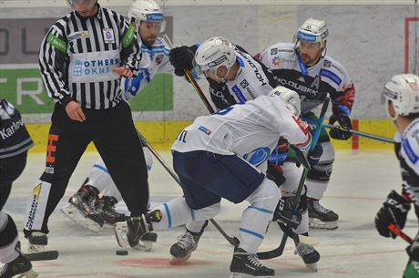 Hokejisté Plzn (v bílém) a Karlových Var bojují o puk po vhazování.