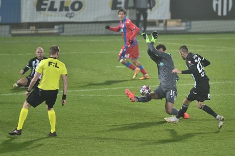 Petr Javorek (eské Budjovice) stílí na odkrytou bránu Plzn.