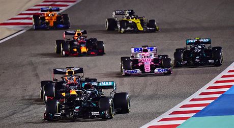 Lewis Hamilton v ele Velké ceny Bahrajnu ped Maxem Verstappenem