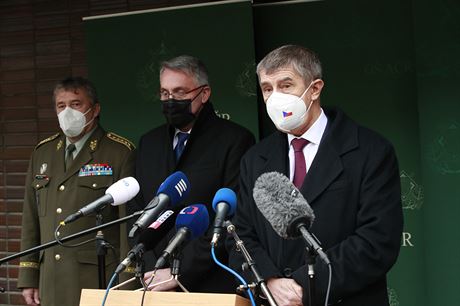 Premiér Andrej Babi (zleva), ministr obrany Lubomír Metnar a náelník...