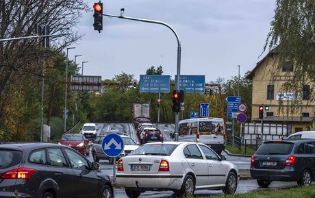 Inteligentní semafory regulují provoz na vytíené kiovatce u Anenského...