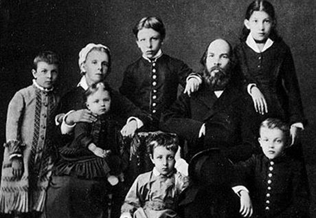 Snímek rodiny Vladimíra iljie Lenina z roku 1879, kdy mu bylo devt let. na...