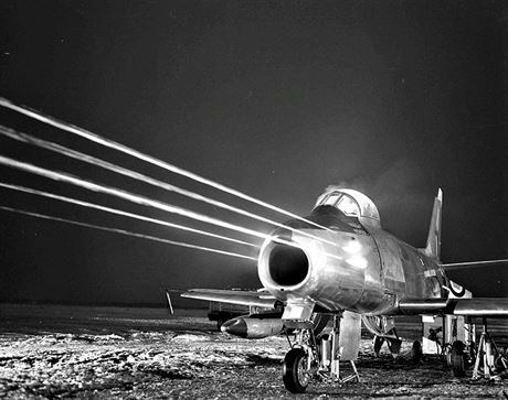 F-86 pi nastelování kulomet v noci