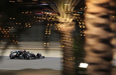 Lewis Hamilton z Mercedesu pi tréninku na Velkou cenu Bahrajnu