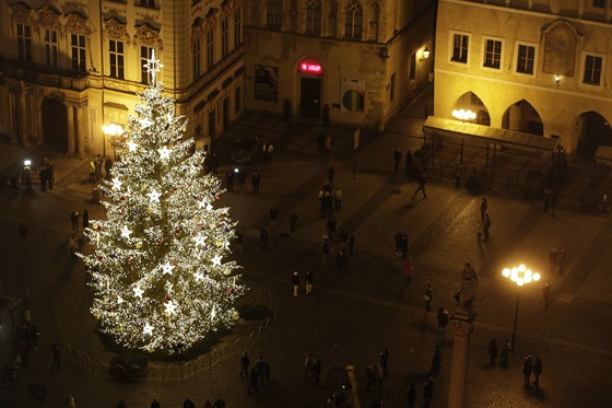 Vánoní strom na Staromstském námstí v Praze u svítí, tentokrát bez...