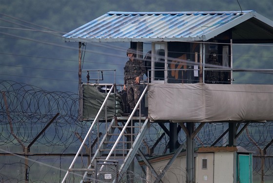 Jihokorejský voják na rozhledně v demilitarizované zóně na břehu řeky Imdžin v...