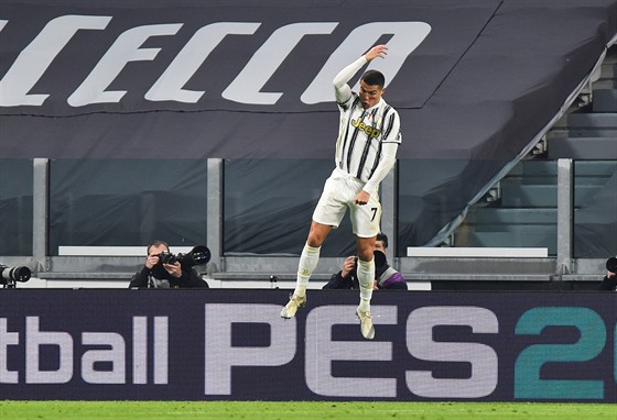 Cristiano Ronaldo z Juventusu se raduje ze svého druhého gólu proti Cagliari.