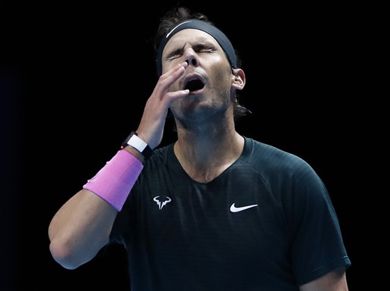 Španěl Rafael Nadal se zlobí v semifinále Turnaje mistrů.