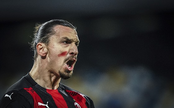 Zlatan Ibrahimovič z AC Milán slaví svůj gól proti Neapoli.