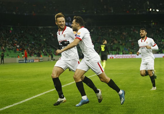 Fotbalisté Sevilly se radují z gólu, který vstřelil Ivan Rakitič (vlevo).
