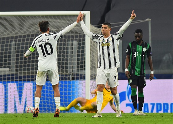 Cristiano Ronaldo z Juventusu slaví gól do sít Ferencvárose.