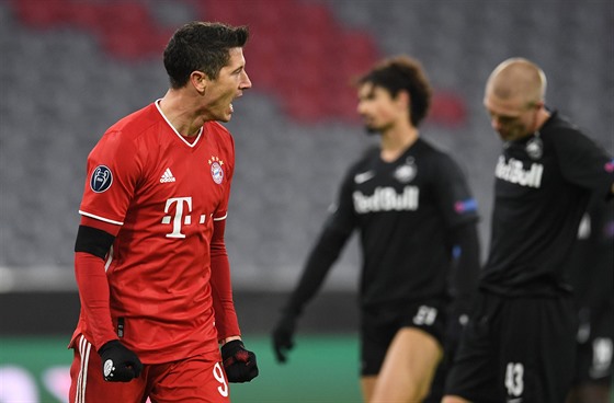 Robert Lewandowski slaví gól do sít Salcburku.