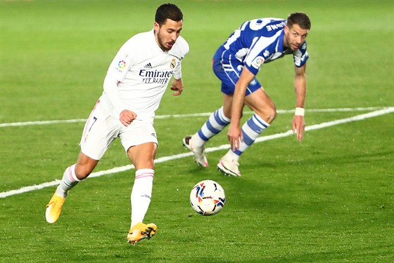 Eden Hazard (Real Madrid) vede míč v utkání s Deportivem Alavés.