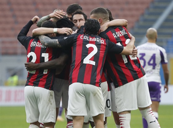 Fotbalisté AC Milán se radují z branky proti Fiorentin.