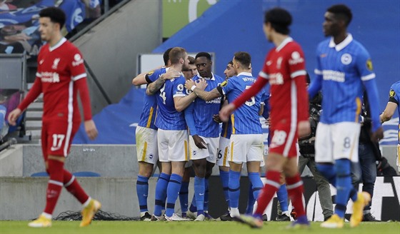 Fotbalisté Brightonu oslavují gól Pascala Grosse, který v nastavení zaídil...