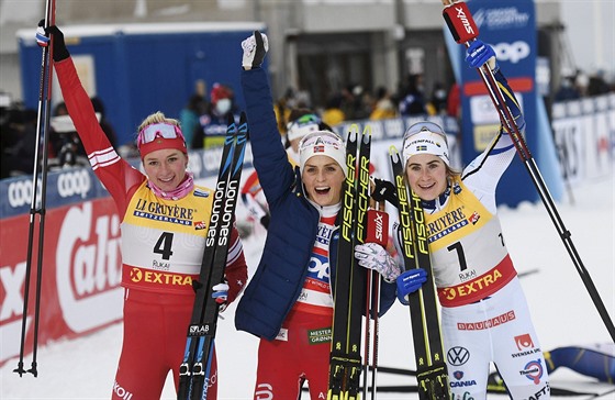 Norská vítzka stíhaky v Ruce Therese Johaugová (uprosted) i tetí védka Ebba Anderssonová (vpravo) budou v dalích závodech SP chybt. 