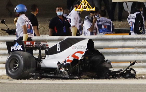 Vrak, který zstal z vozu Romaina Grosjeana po nehod ve Velké cen Bahrajnu