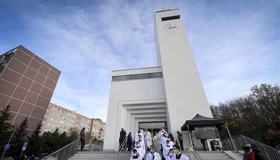 Minimalistická stavba kostela zahrnuje i komunitní centrum se sálem, klubovnami...