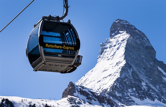 Gondola lanovky Matterhorn-Express ve výcarském lyaském stedisku Zermatt....