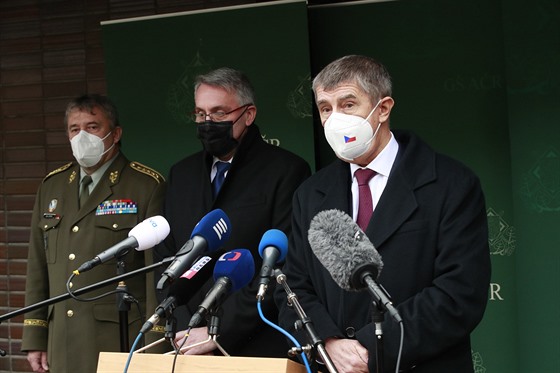 Premiér Andrej Babi (zleva), ministr obrany Lubomír Metnar a náelník...