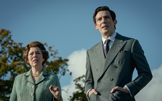 Olivia Colmanová a Josh O'Connor v úspném seriálu Netflixu Koruna (2020)