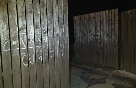 Opilá seniorka nakreslila na policejní vrata v Hoicích kídou uníky.