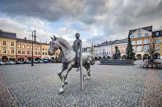 Socha Ocelový jezdec se na trutnovské Krakonošovo náměstí přesunula z Bojiště....