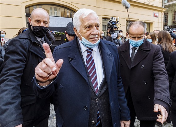 Václav Klaus u Národní tídy. (17. listopadu 2020)