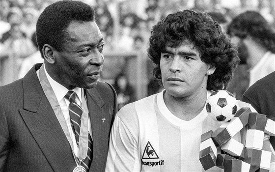 Braziliská legenda Pelé a Diego Maradona na snímku z ervna 1987 v Curychu, kde...